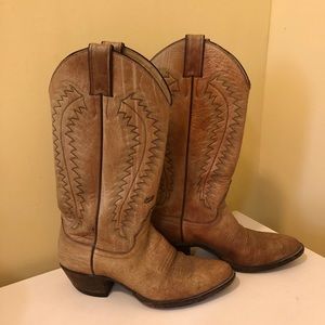 Super cute brown leather cowboy boots!